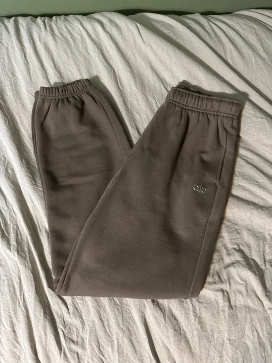 Alo Accolade Olive Tree Sweat Set - Picture 3 of 9